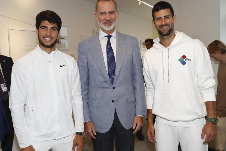 El rey Felipe VI posa con Carlos Alcaraz y Novak Djokovic