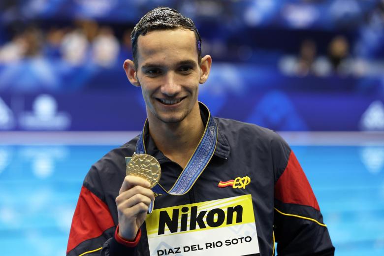 Fernando Diaz del Rio Soto posa con la medalla de oro en Solo técnico masculino