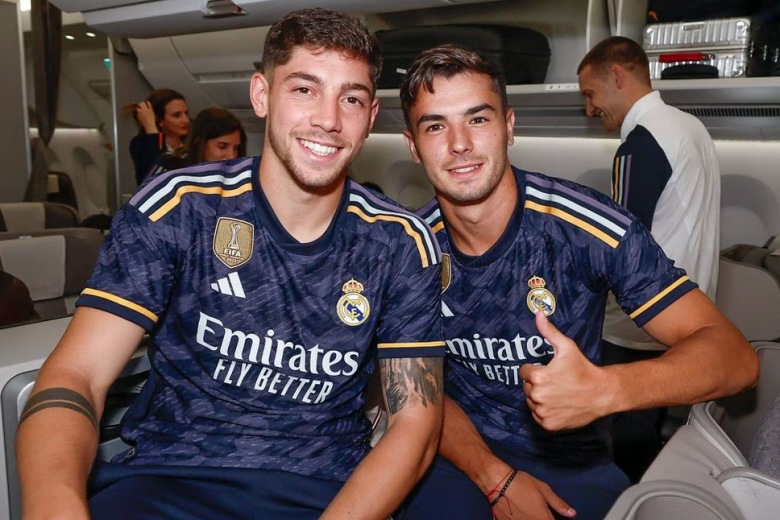 Fede Valverde y a Brahim Díaz, con la nueva camiseta del Real Madrid