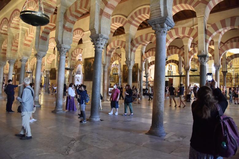 Turistas en la Mezquita-Catedral de Córdoba