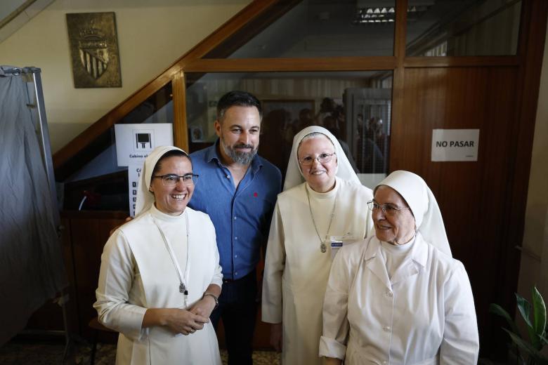 El líder de Vox posa con un grupo de monjas tras ejercer su derecho al voto en el colegio Cristo Rey en Madrid, este domingo.