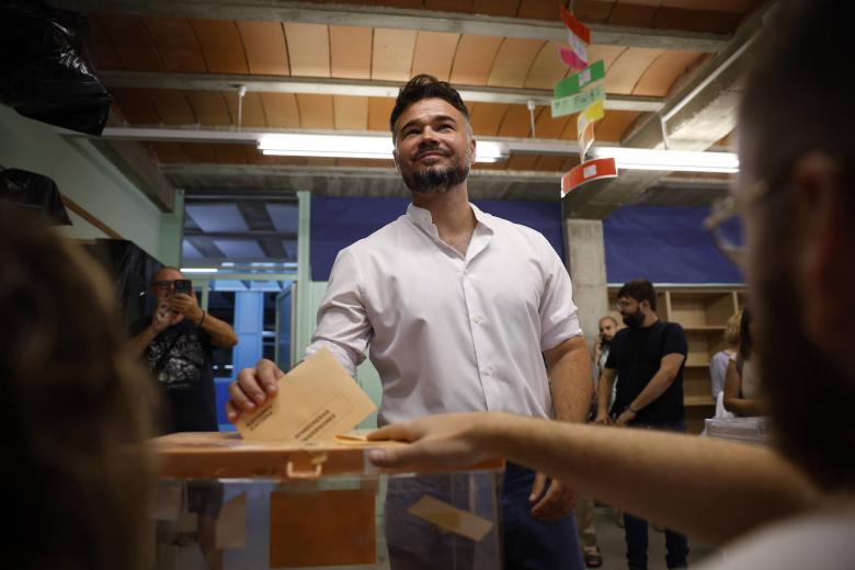 Gabriel Rufián, vota en la Escuela Mercè Rodoreda en Badalona