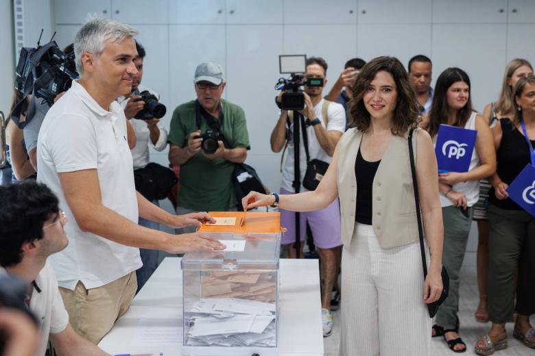 La presidenta de la Comunidad de Madrid, Isabel Díaz Ayuso ha votado en el Colegio La Inmaculada Marillac
