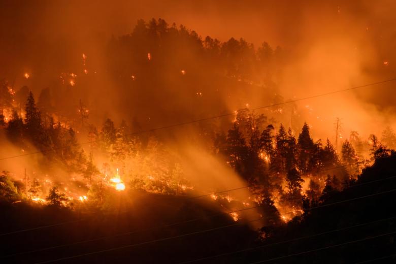 Humo y llamas se elevan desde el bosque en llamas sobre los municipios de Bitsch y Ried-Moerel, en Bitsch, Suiza