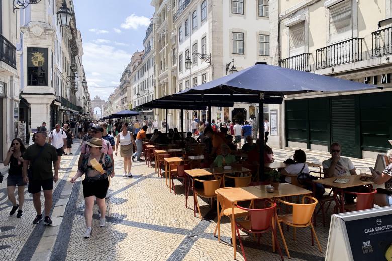 Los restaurantes de Lisboa esperan "hacer su agosto" con la Jornada Mundial de la Juventud. Turistas comen en la terraza de un restaurante en la Baixa, en Lisboa, el pasado viernes. Menús más baratos y horarios ampliados componen la nueva oferta de los restaurantes y cafeterías para atraer al cerca de un millón de jóvenes que espera Lisboa con motivo de la Jornada Mundial de la Juventud (JMJ) este agosto. EFE/Carlota Ciudad