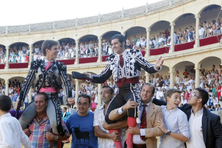 El Juli sale a hombros junto a Morante de la Puebla en la goyesca de Ronda de 2014