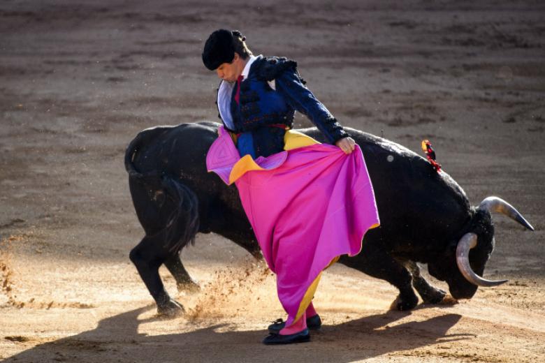 El Juli con el capote en Aranjuez en 2016.