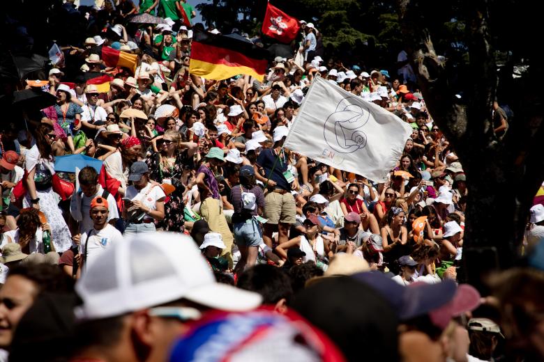 Además de las miles de banderas de países, los jóvenes también portan las de sus movimientos o congregaciones religiosas