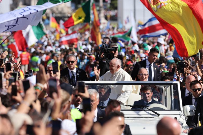 El Papa Francisco llega a la Colina del Encuentro donde le esperaban los jóvenes