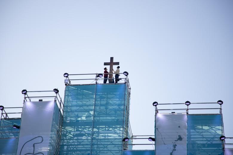 Decimocuarta estación: Jesús es depositado en el sepulcro
La cruz, símbolo de todo el Viacrucis, se encuentra en lo más alto del escenario