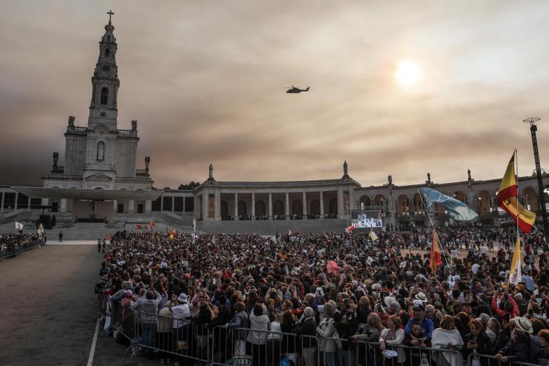 La gran explanada del santuario se ha llenado de peregrinos para rezar junto al Papa