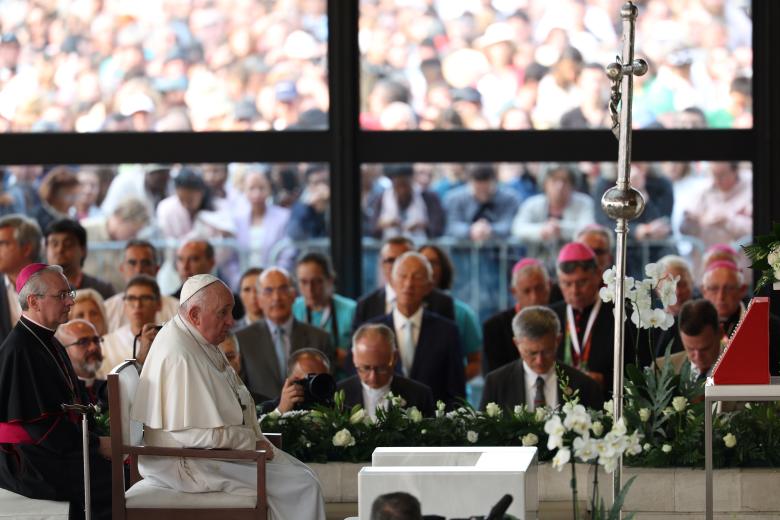 El Papa ha rezado el Rosario de forma recogida ante una imagen de especial devoción para san Juan Pablo II