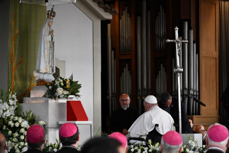 El Papa ha rezado el Rosario con jóvenes enfermos en el lugar de las apariciones