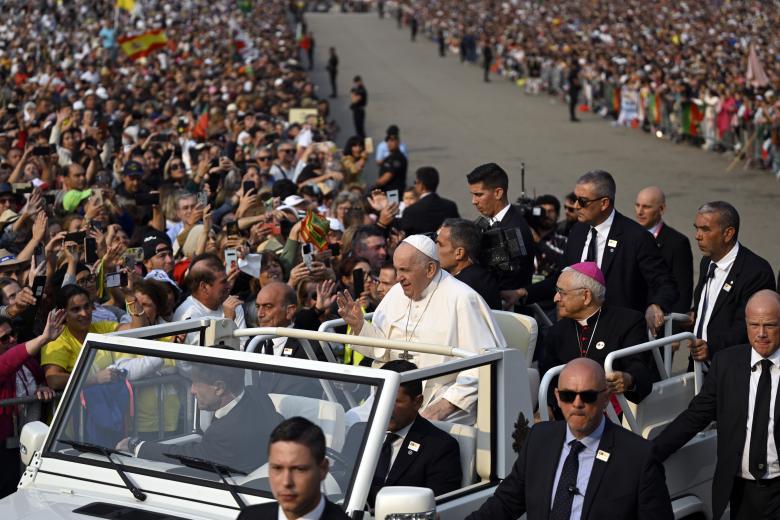 El Papa ha entrado escoltado por una multitud al santuario mariano