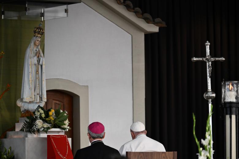 En su corona, la Virgen de Fátima guarda la bala disparada contra el Papa Juan Pablo II el 13 de mayo de 1981