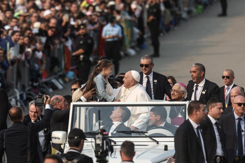 El Papa ha bendecido a multitud de niños durante su paseo en el papamóvil