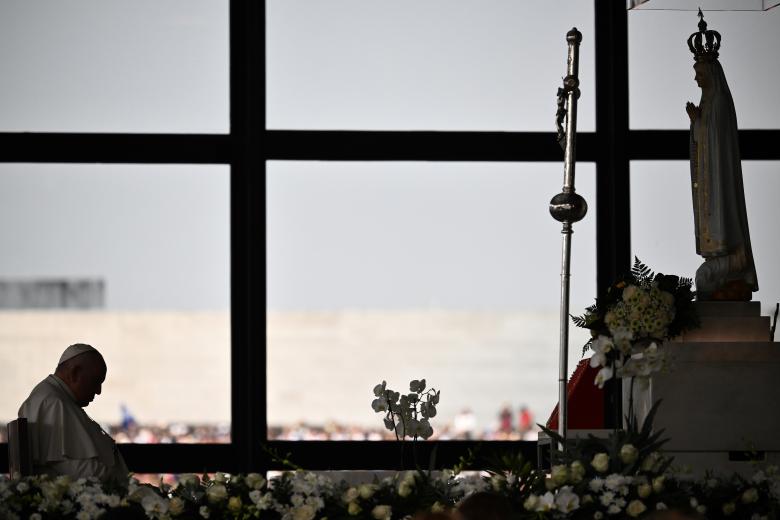 El Papa ha rezado frente a la Virgen un Rosario conducido por jóvenes enfermos