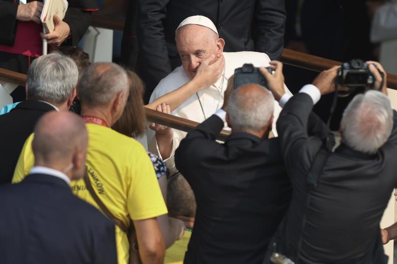 El Papa ha tenido gestos de cariño con muchos enfermos en Fátima