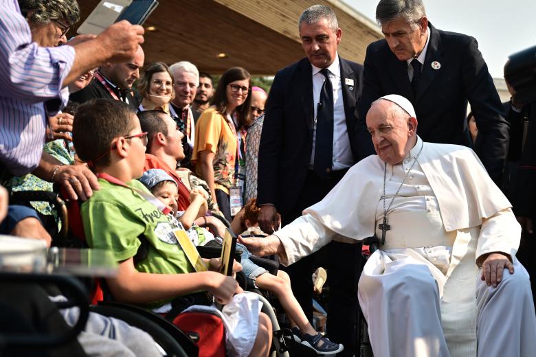 Varios grupos de enfermos han acompañado a Francisco durante el rezo del Rosario en Fátima