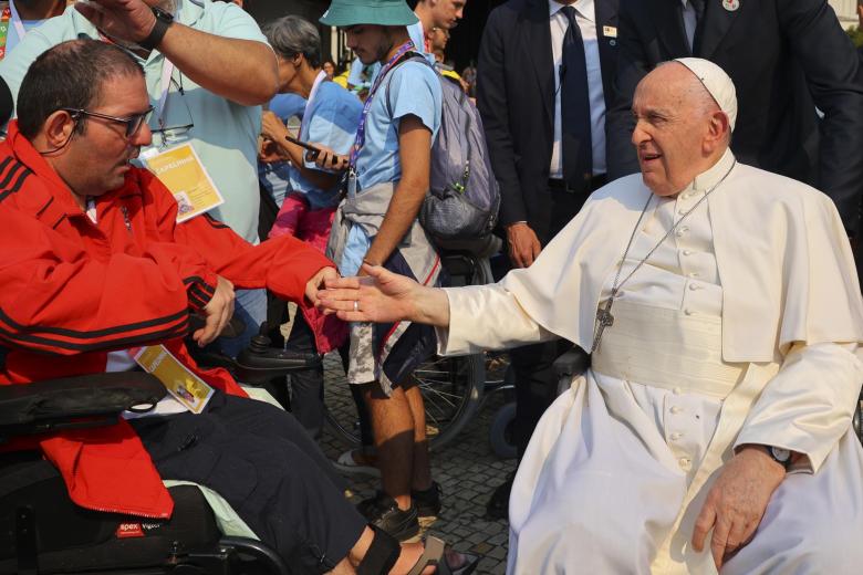 El Papa se ha detenido a charlar con algunos fieles a los pies de la imagen de Fátima