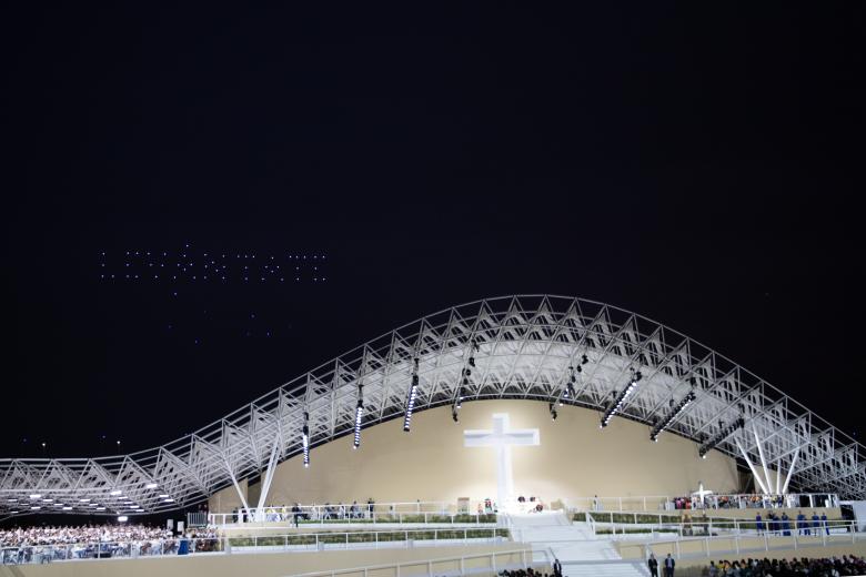 Unos drones dibujan la palabra 'Levántate' en el cielo de Lisboa