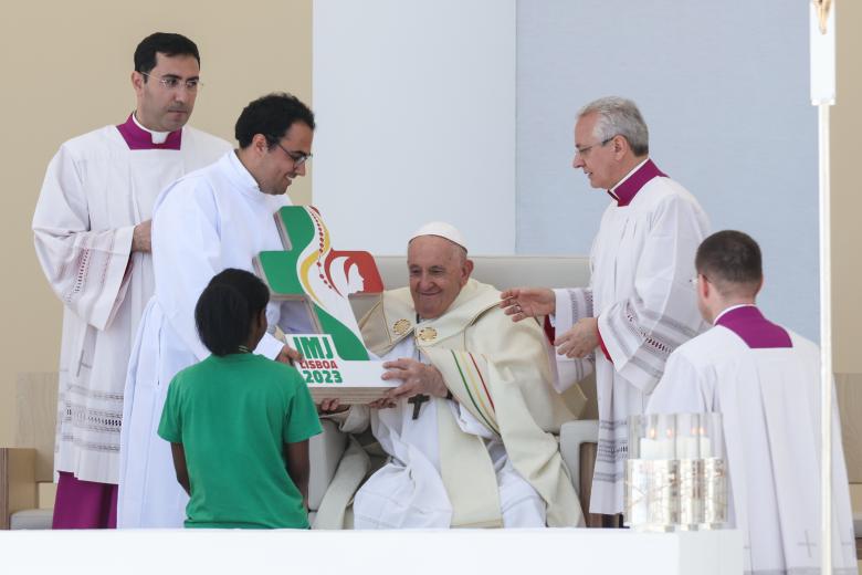Francisco ha entregado cruces de la JMJ a jóvenes de los cinco continentes
