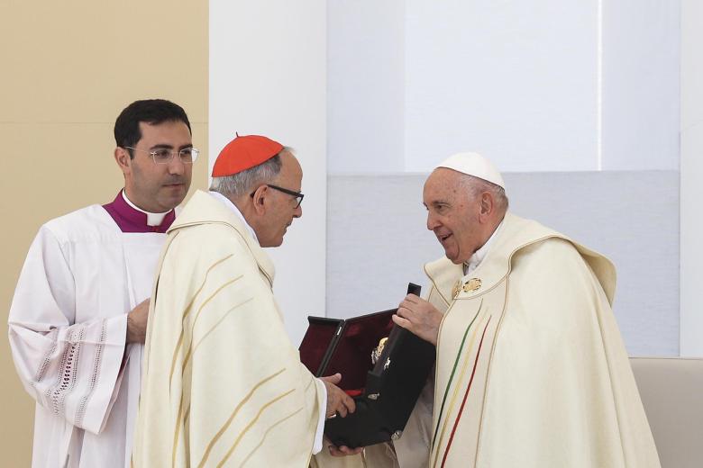 El patriarca de Lisboa, Manuel Clemente, entrega al Papa un caliz