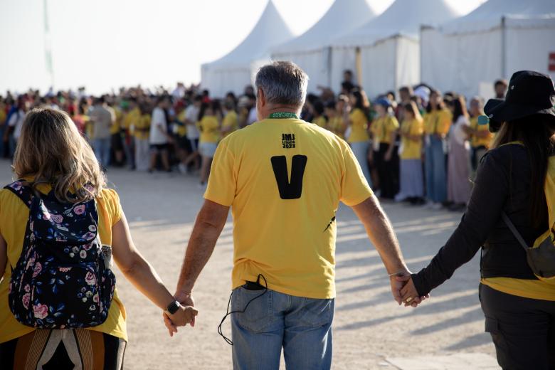 Los voluntarios forman una cadena para facilitar el paso del Papa Francisco