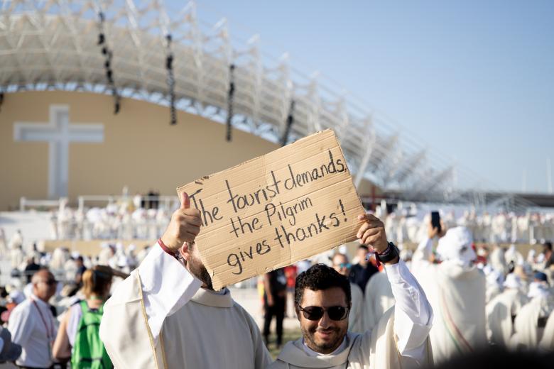 La pancarta de unos sacerdotes que reza, 'Los turistas demandan, los peregrinos dan las gracias'