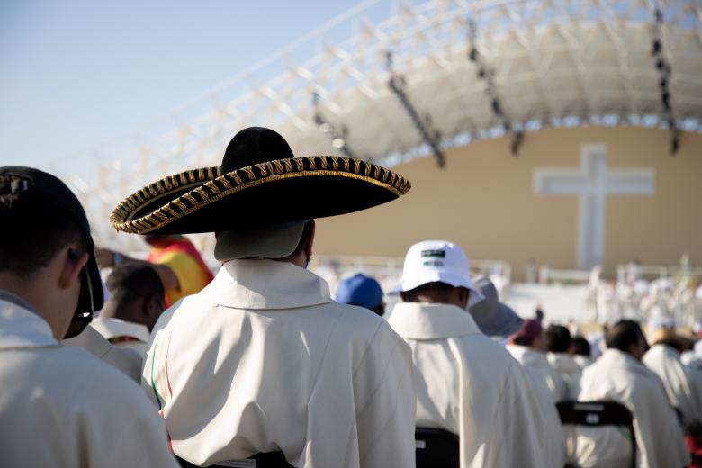 Un sacerdote concelebra la misa con un sombrero mexicano
