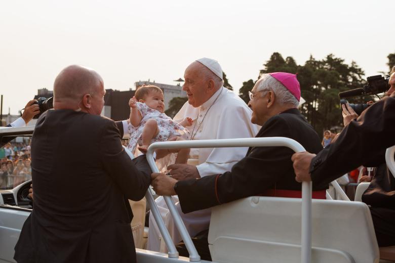 El Papa Francisco bendice a un bebé en el Santuario de Fátima