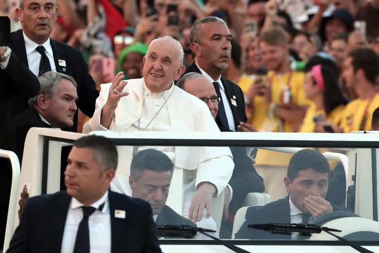 El Papa Francisco pasa entre los jóvenes en el Campo de Gracia