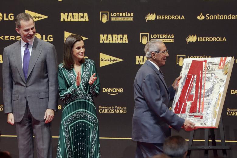 Federico Martín Bahamontes, en 2018 y con los Reyes de España, durante el 80 aniversario del diario MARCA