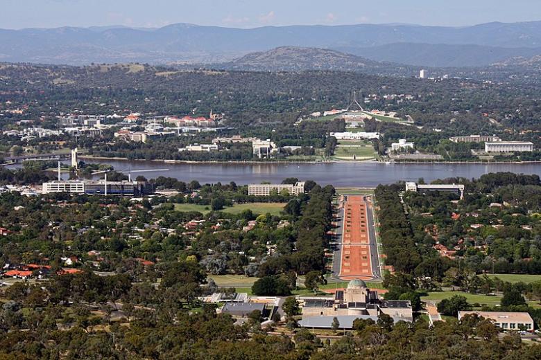 En Australia, la mayor parte de los turistas se aglutinan en Sydney y Melbourne, las ciudades más conocidas. Canberra, por otra parte, es su capital administrativa. De ahí que poco más pueda ofrecer que sedes institucionales, parlamentos y tribunales. Las playas y los canguros quedan lejos de Canberra.