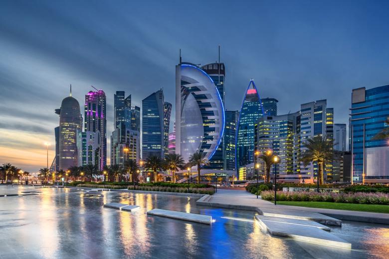 Doha.  La describen como una ciudad del Medio Oriente recién construida que carece de atracciones vibrantes. Señalaron el dominio de las oficinas gubernamentales y corporativas, con una notable ausencia de cafés y áreas transitables. El centro de la ciudad se caracterizó como una colección de rascacielos que albergaban principalmente oficinas sin aceras adecuadas. El usuario también mencionó la cantidad limitada de atractivos turísticos, enfatizando la actual falta de infraestructura turística de la ciudad.