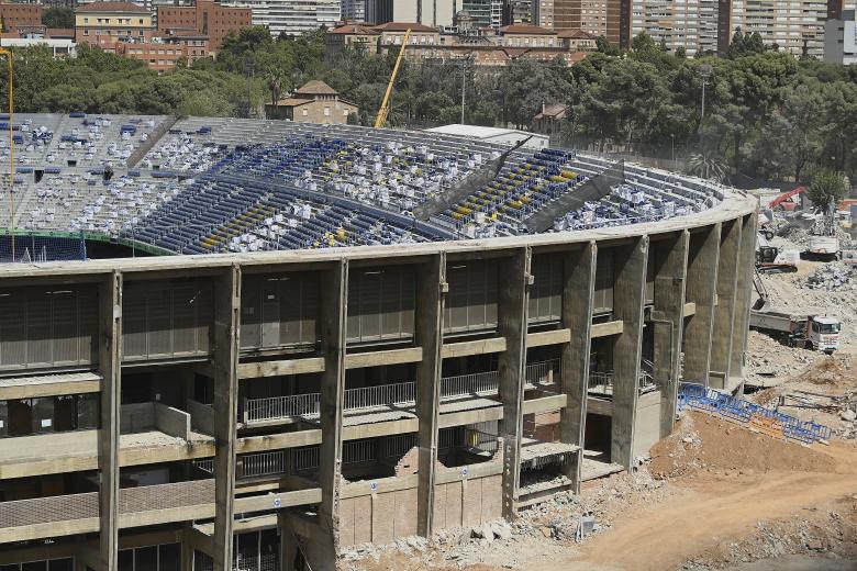 Vista aérea del Camp Nou: cuesta reconocerlo ante el avance de las obras