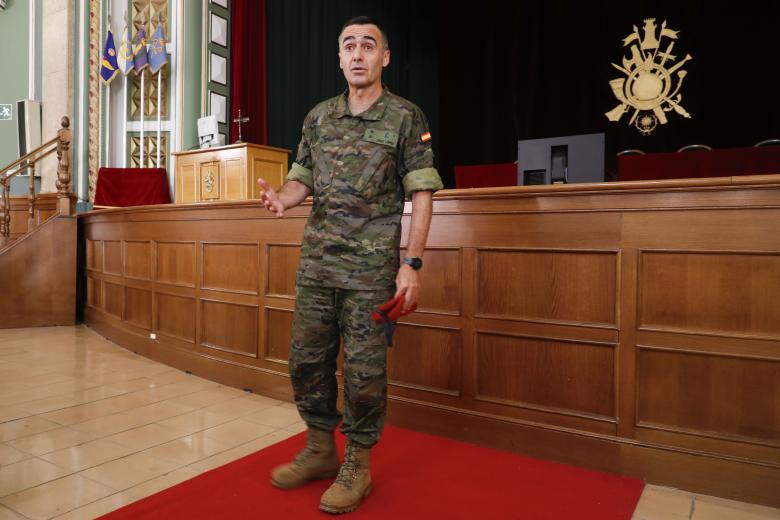El director general de la Academia General Militar, Manuel Pérez López, se dirige a medios de comunicación antes de la visita a las instalaciones.