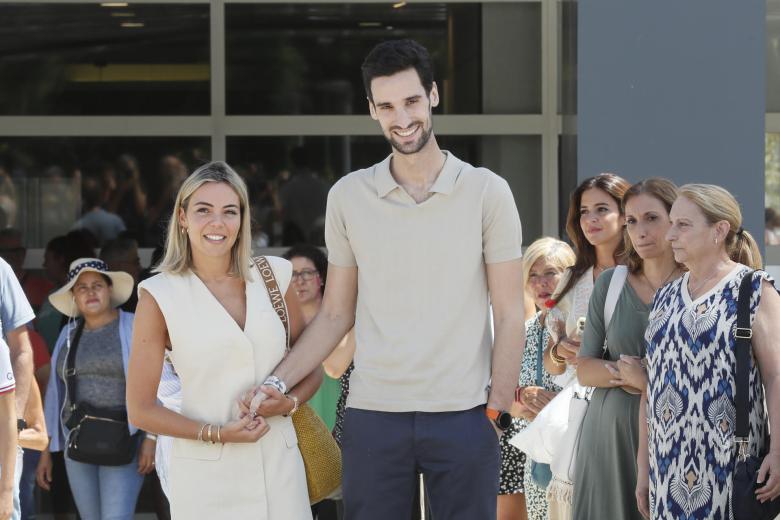 Sergio Rico, junto a su pareja, Alba Silva, a la salida del hospital