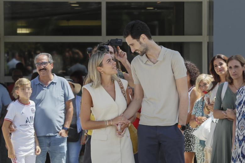 Sergio Rico, junto a su pareja, Alba Silva