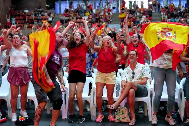 SEGOVIA 20/08/2023.- Decenas de aficionados siguen en directo la retransmisión del partido de la selección española de futbol femenino esta mañana en Segovia EFE/PABLO MARTIN
