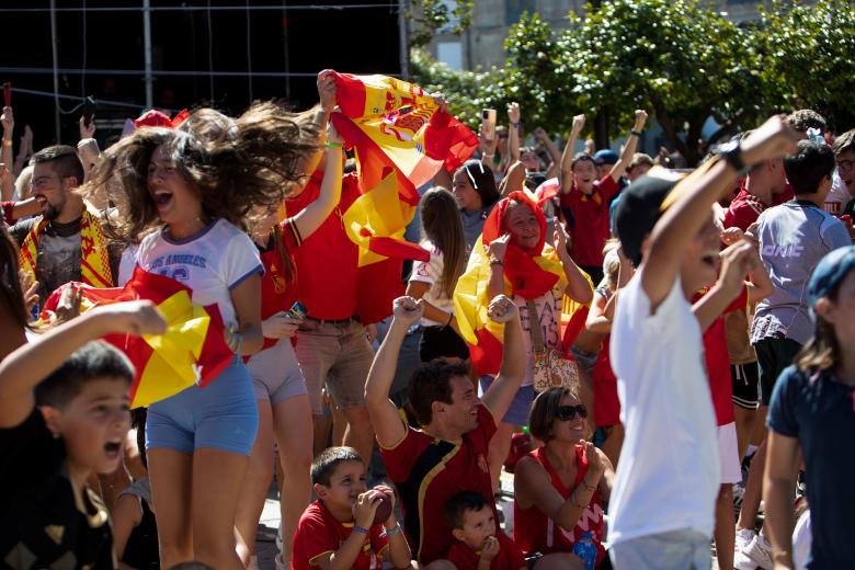 BARCELONA, 20/08/2023.- Seguidores de la selección española celebran el primer gol de España en el pabellón de la Vall d'Hebron donde siguen la final del Mundial de Fútbol femenina, este domingo, en Barcelona. EFE/Alejandro García