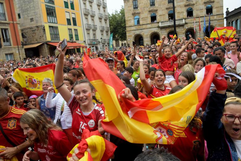 PONTEVEDRA, 20/08/2023.- Seguidores de la roja celebran el primer gol de la selección española mientras siguen la final de la Copa del Mundo de Fútbol femenino en la Plaza de la Herrería de Pontevedra, este domingo. EFE/ Salvador Sas