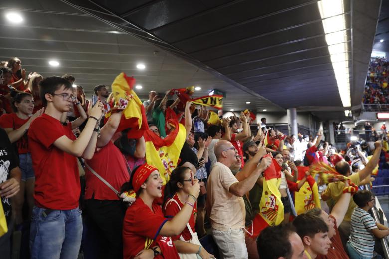 GIJÓN, 20/08/2023.- Seguidores de la selección española celebran la victoria de la Selección Española en el Mundial de fútbol femenino este domingo ante Inglaterra. EFE/ Eloy Alonso