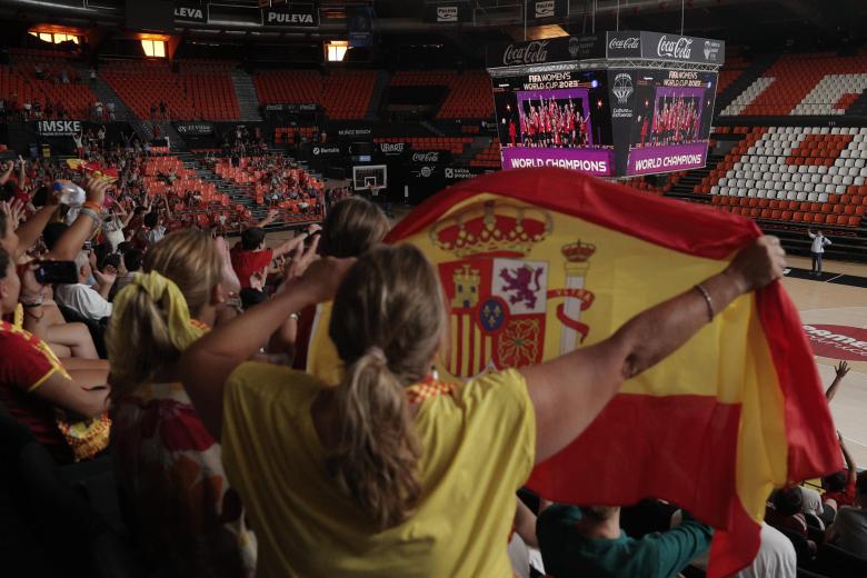 MADRID (ESPAÑA), 20/08/2023.- Centenares de personas celebran la victoria de la selección española de Fútbol en la final de la Copa del Mundo Femenina este domingo en Madrid.- EFE/ J.P.Gandul