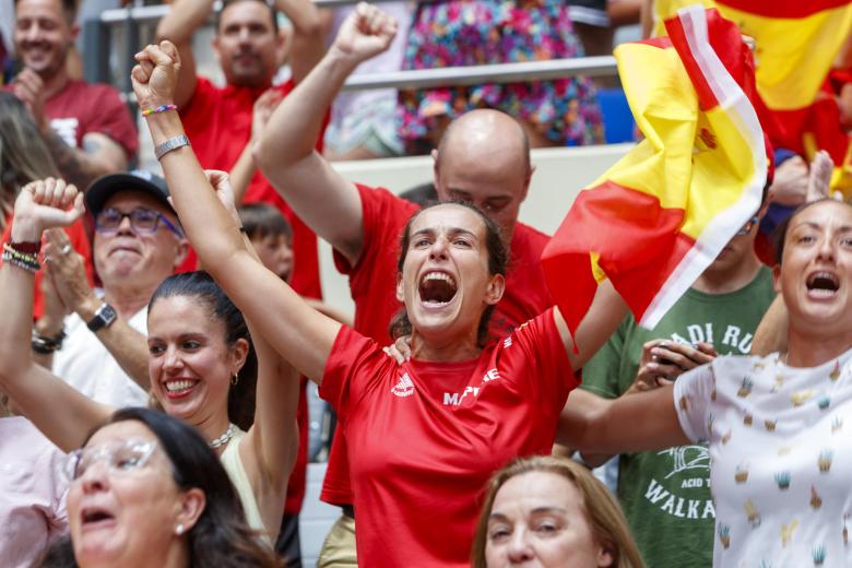VALENCIA 20/08/2023.- Centenares de personas celebran la victoria de la selección española de Fútbol en la final de la Copa del Mundo Femenina este domingo en Valencia.-EFE/ Manu Bruque
