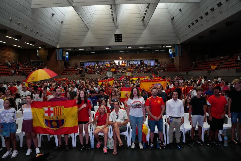 Seguidores presentes Granollers celebran con banderas de España el triunfo de la selección se reúnen en el pabellón de la Vall d'HEbron para seguir la final del Mundial de Fútbol femenina, este domingo, en Barcelona. EFE/ Alejandro García