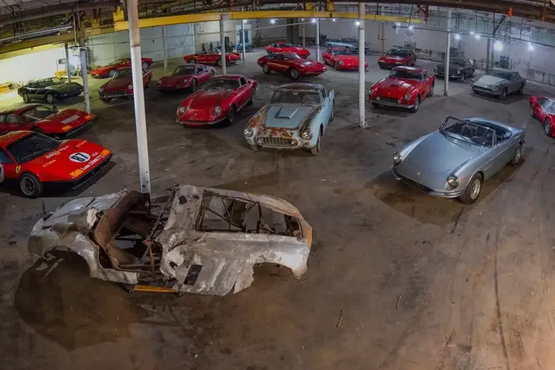 Los 20 Ferrari fueron subastados por la Sotheby’s, que obtuvo unos 20 millones de euros, todas encontraron comprador y vuelan ya camino de su nueva casa, aunque muchas pasarán antes por el departamento de restauración Ferrari Classiche de Maranello, Italia