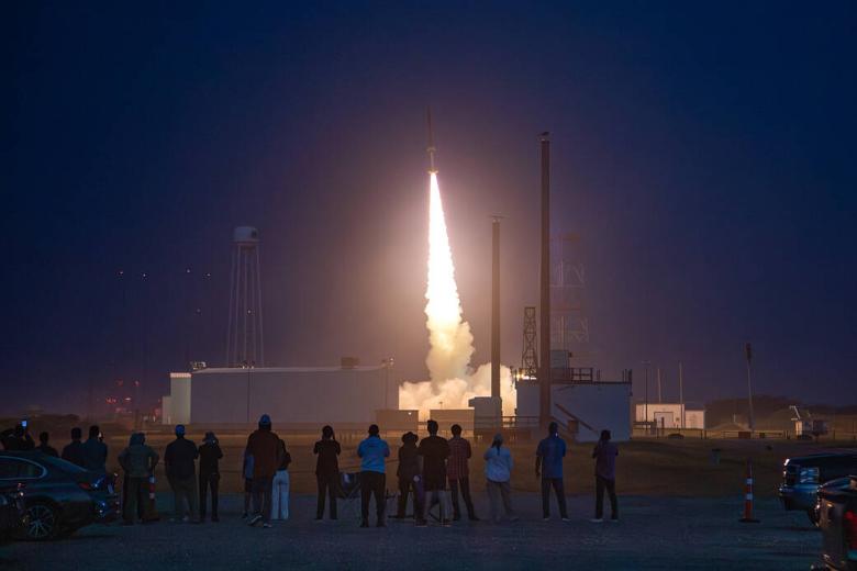 En la imagen del 17 de agosto se ve un cohete con sonda Orion mejorado por Terrier que transporta experimentos de estudiantes para RockOn