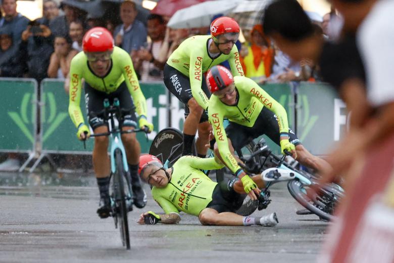 Varios ciclistas terminaron en el suelo como consecuencia de la lluvia. Al término de la crono, el ciclista español Omar Fraile aseguraba a TVE que veía como «jabón en el suelo» y que optó por no jugársela en las curvas.