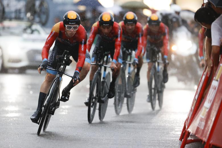 Los ciclistas del Bahrain Victorious, durante la primera etapa de esta Vuelta a España 2023, que comenzó con una crono por equipos en Barcelona.